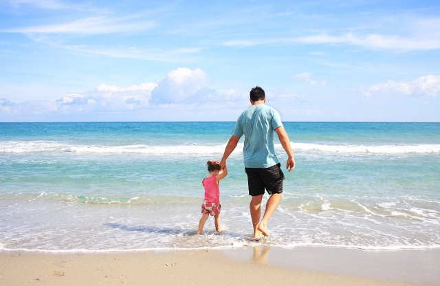 papa e figlia spiaggia mare